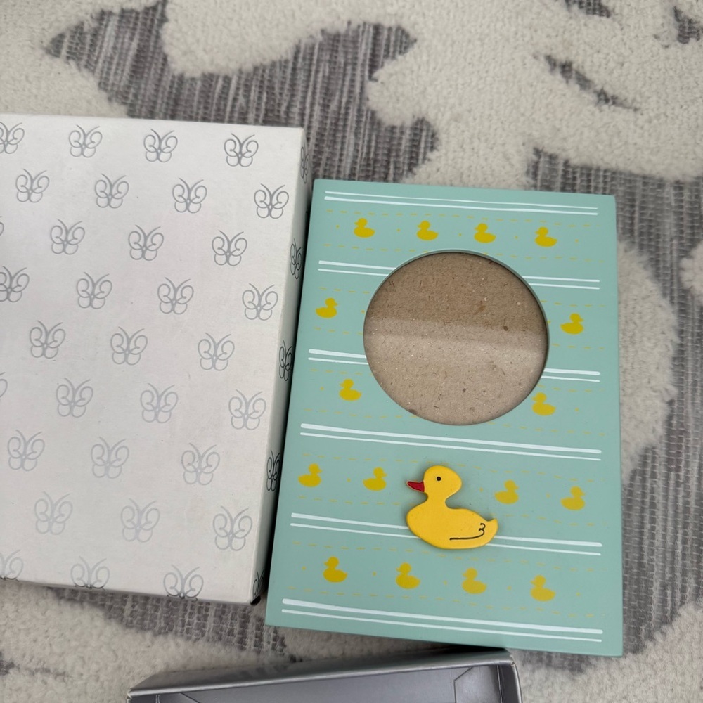 Vintage CARR FRAMES Photo Decorative Frame 3”x3”Baby Self Standing Duck Print